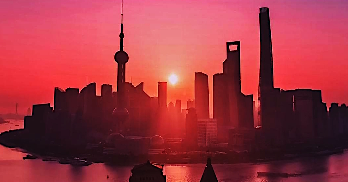 Sonnenuntergang über Shanghai Pudong mit Oriental Pearl Tower